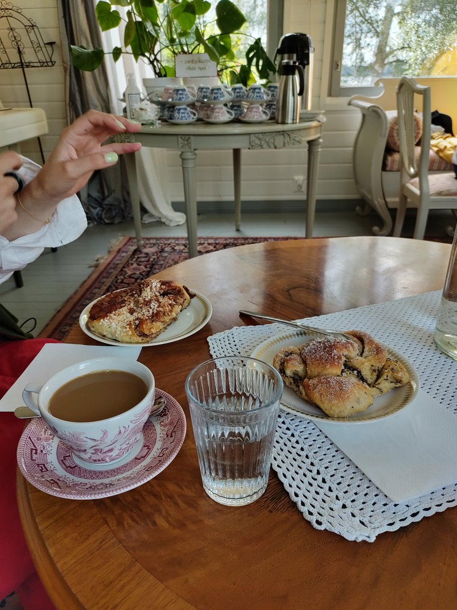 LauraKolbe's tweet photo. Nostan hattua Suomen kahvilanpitäjänaisille! Viim. 10v aikana useita kymmeniä vanhoja taloja on pelastettu näiden yrittäjädaamien toimesta. Hyvät kahvit, loistavat pullat, aina kiva interööri. Tällä kertaa @Lempaalankunta #cafesiiri
Sysmässä #linta Palkitsemisen arvoisia tekoja👍 https://t.co/EGpUPVCSRa