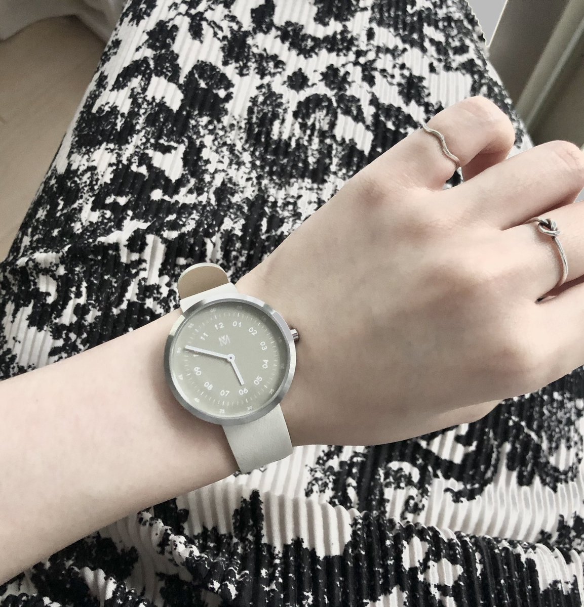 yudetama_rii's tweet photo. 付けていると必ず褒められる腕時計⌚️✨
どんなコーデも邪魔しないし、洗練されたデザインがお気に入りです♡ 文字盤のサイズが色々あるから、ペアでつけるのも可愛いだろうな~
#mavenwatches #マベン #マベンウォッチズ #腕時計 #時計 #手元倶楽部 #pr https://t.co/7mSzKIC1mE