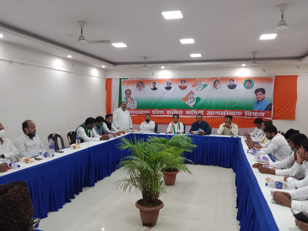 alokdubeyINC's tweet photo. देश के महान शख्सियत कांग्रेस नेता एवं अखिल भारतीय कांग्रेस कमिटी अल्पसंख्यक विभाग के राष्ट्रीय अध्यक्ष आदरणीय @ShayarImran जी के झारखण्ड दौरे की सफलता को लेकर प्रदेश अल्पसंख्यक विभाग की राँची में आयोजित बैठक में शकील अख्तर अंसारी ,डा राजेश गुप्ता सहित पदाधिकारियों के साथ... https://t.co/5crII6kQWX