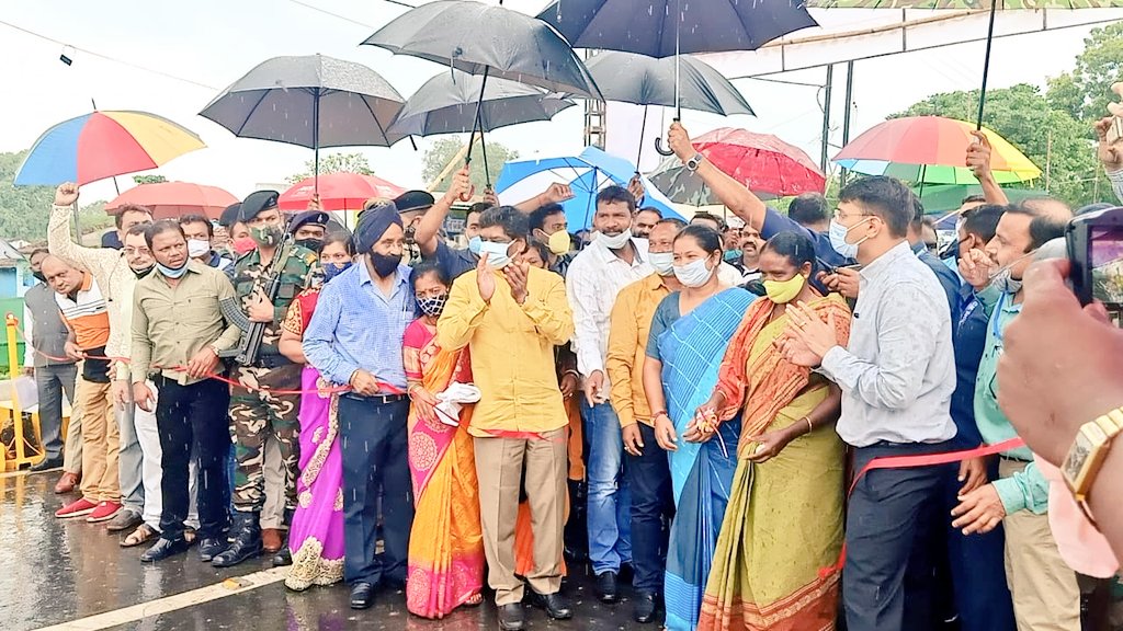 HemantSorenJMM's tweet photo. आज चाईबासा में 189 करोड़ की परिसम्पतियों का वितरण और उद्घाटन किया। साथ ही युवाओं को नियुक्ति पत्र बाँटने के साथ-साथ चाईबासा वासियों को रेलवे ओवरब्रिज की सौगात देने का भी सौभाग्य मिला।
कोरोना काल ने प्राथमिकताओं को जरूर बदला मगर सरकार सभी वासियों के लिए दृढ़ता से कार्य कर रही है। https://t.co/2ChqOwY0RP