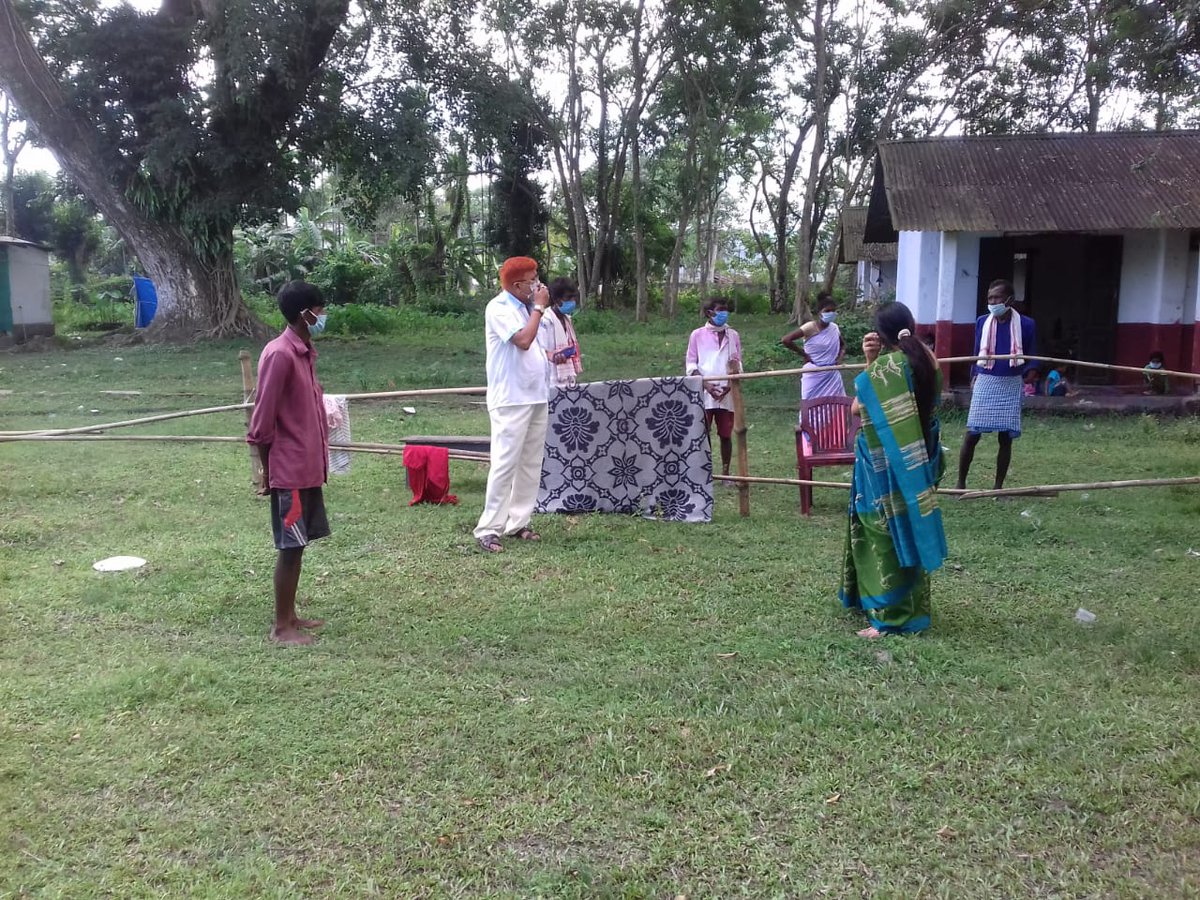 SdiproB's tweet photo. বোকাখাত মহকুমাৰ মহকুমাধিপতি ডাঃ নেহা যাদৱে আজি বোকাখাত মহকুমাৰ  নাহৰজান চাহ বাগিচাস্থিত কোভিড কেয়াৰ কন্দ্ৰ পৰিদৰ্শন কৰি কোভিড ৰোগীসকলৰ বাবে যোগানধৰা খাদ্যৰ মানদণ্ড পৰীক্ষণ কৰাৰ লগতে পানী যোগানৰ সুবিধা আৰু কেন্দ্ৰটোত প্ৰয়োজনীয় ঔষধ পৰ্য্যাপ্ত পৰিমাণে আছে নে নাই বুজ লয়। https://t.co/BEmgphu3eT