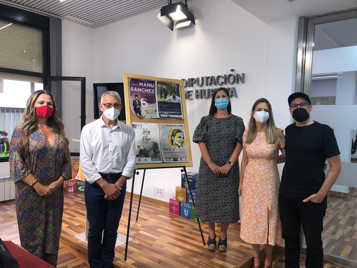 DipuHU's tweet photo. ⛱️@AytoAlmonte, #ElRocío y #Matalascañas presentan su ‘Agosto Cultural’. Nuestro vicepresidente @JAGarciaBonares ha estado acompañado de las artistas @Macarenadelator y @Julia_delaTorre.
👉¡Un calendario lleno para todos los públicos! https://t.co/TKZHBv2CTB