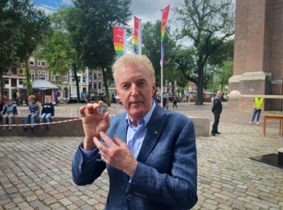 André van Duin sloeg 🔨 zojuist de eerste Pride-jubileummunt bij het Homomonument in onze stad. Deze speciale munt, waarop de regenboogvlag 🏳️‍🌈 en een strijdbare vuist ✊ staan, is uitgegeven vanwege het 25-jarig bestaan van Pride Amsterdam.

#PrideAmsterdam <a href="/amsterdampride/">Pride Amsterdam</a>