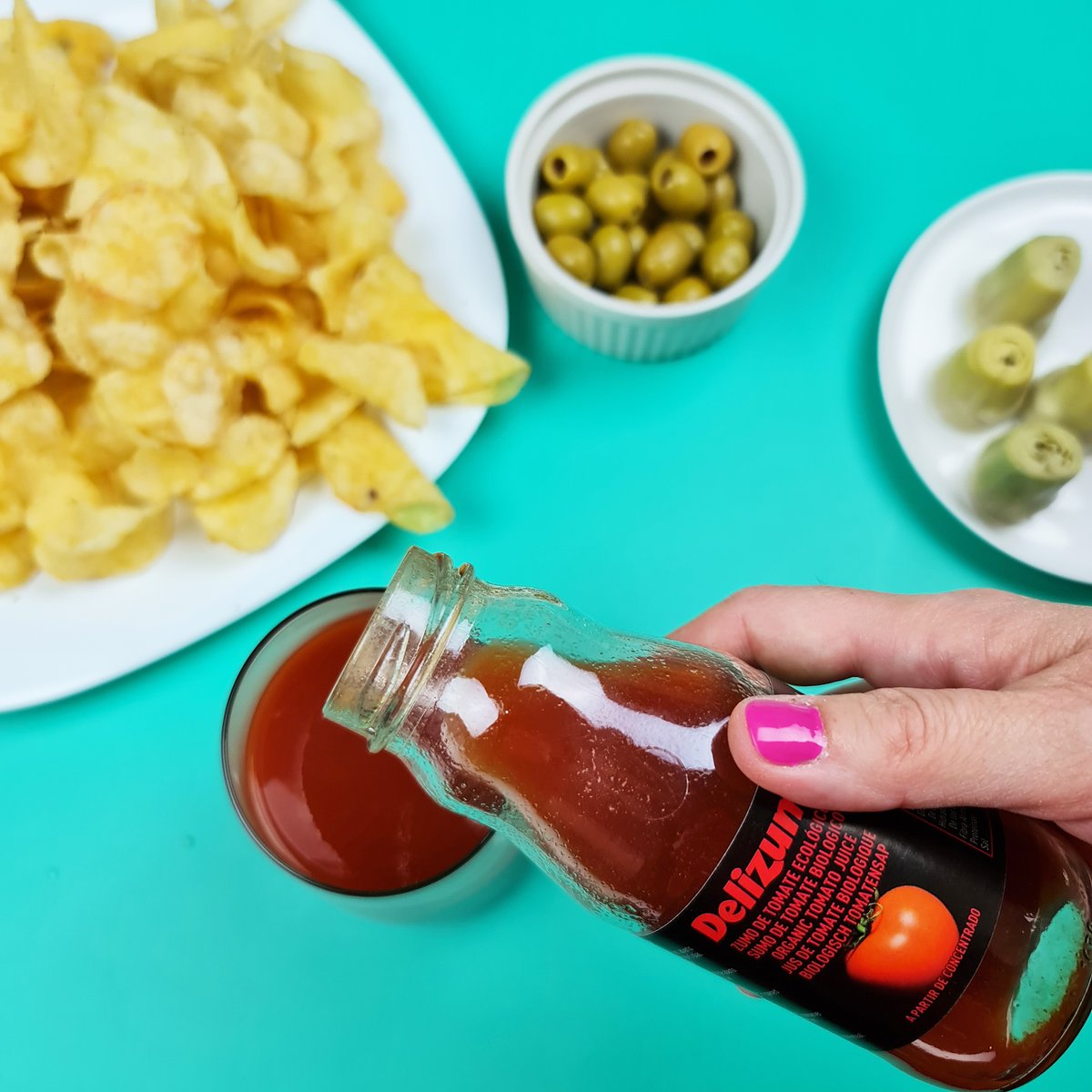 delizum's tweet photo. Entre sus múltiples beneficios del tomate, destacan que mejora la digestión y el tránsito intestinal, fortalece pelo y hueso y aumenta la capacidad de nuestro cuerpo para quemar grasas, por lo que es ideal en cualquier momento del día.

#delizum #zumo #ecológico #tomate https://t.co/M1rMT2VjaV
