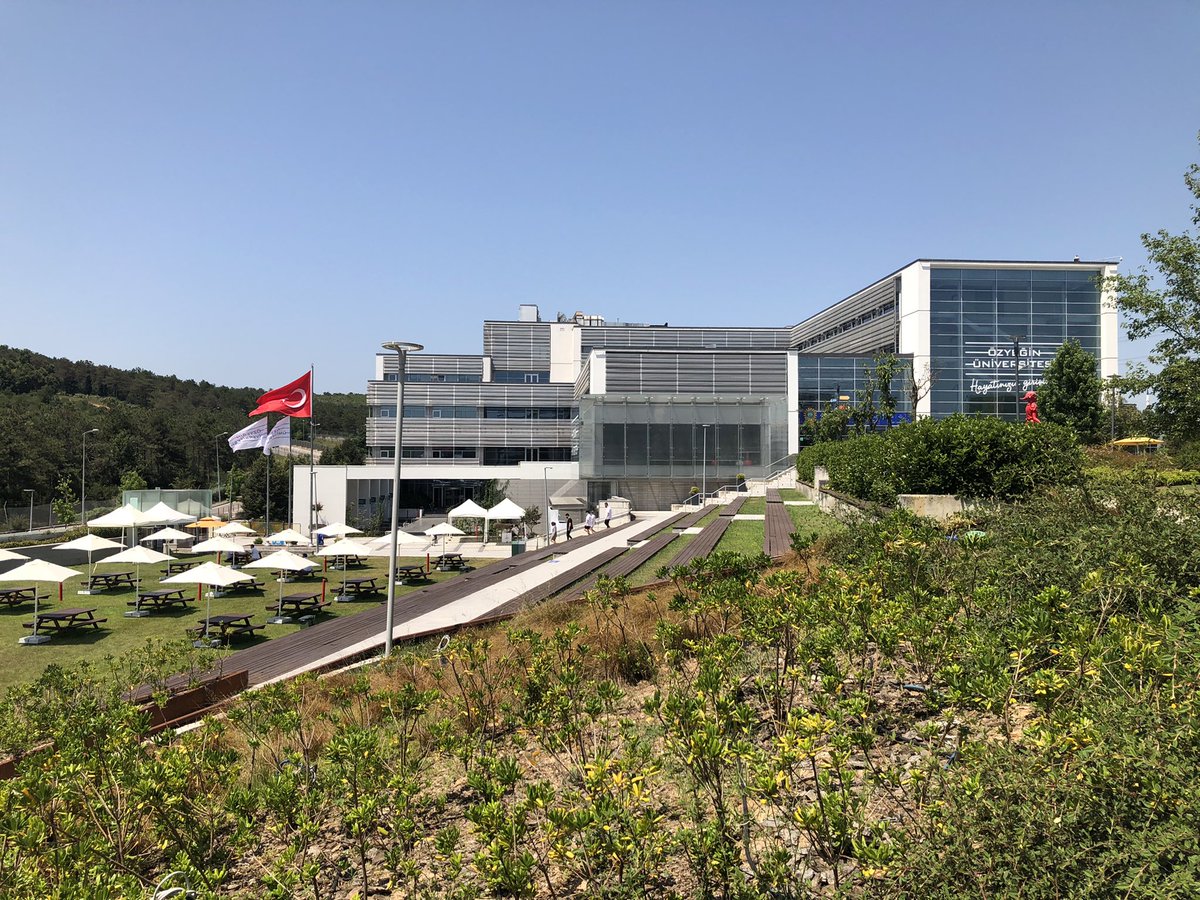 Özyeğin Üniversitesi <a href="/ozyeginuni/">Özyeğin Üniversitesi</a> kampüsü yazın bir başka güzel. 🌲 ☀️ Sonuçlarını alan tüm öğrenci ve ailelerini tanıtıma bekleriz 🙋‍♂️  #yks2021  aday.ozyegin.edu.tr/tr