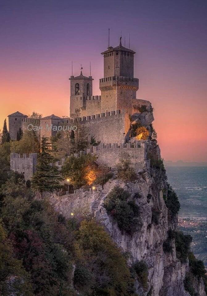 Сан марино отзывы. Башня Гуаита Сан-Марино. Сан-Марино – крепость Гуаита. Три башни Сан-Марино. Замок Сан Марино Италия.