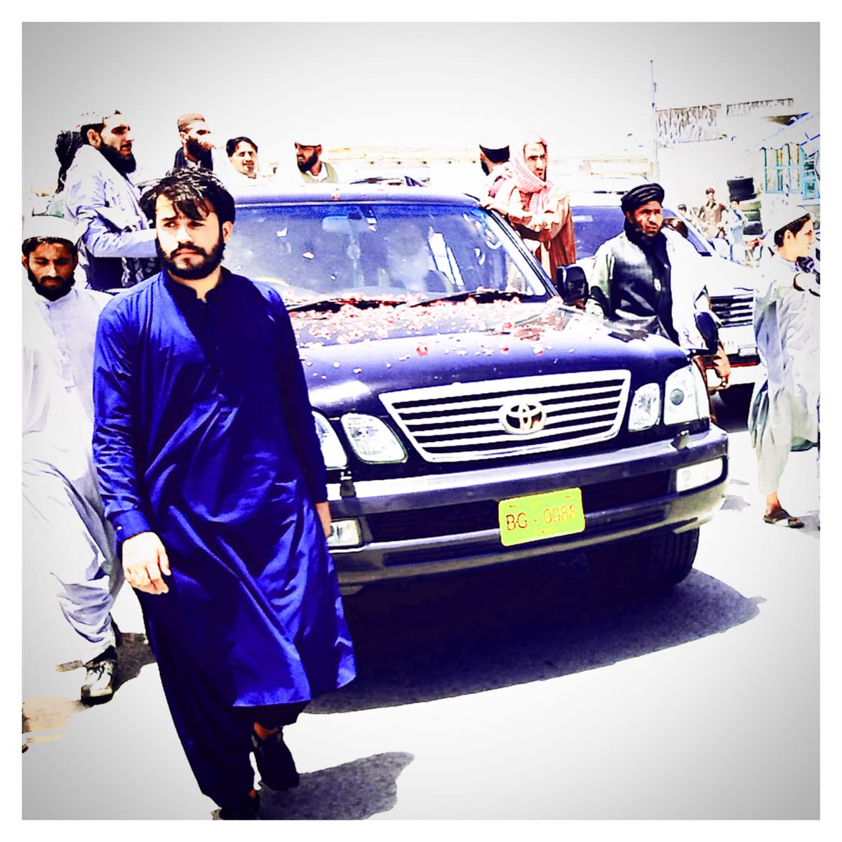 MuhibSherani1's tweet photo. انسانوں کی تین اقسام ہیں، مومن، کافر اور مذبذب۔مومن اور کافر سے بات کی جا سکتی ہے لیکن بدقسمتی سے بیشتر افراد مذبذب ہیں جو کسی ایک موقف پر قائم نہیں رہتے جس سے اپ بات چیت نہیں کرسکتے.
#مولانا_شیرانی_بابا
#Molana_sherani
@mutansartarar @MulanaUl @MianIftikharHus @AsfandyarKWali https://t.co/BRQ4gtMqiW