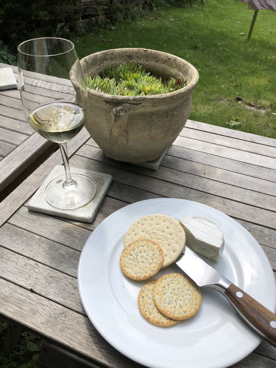 Perfect home working lunch for one #Pouillyfumé #goatscheese <a href="/Bath_Olivers/">Bath Oliver</a> @chateautracy <a href="/TheWineSociety/">The Wine Society</a> <a href="/katehawkings/">Kate Hawkings</a> <a href="/PatrickMcGuigan/">🧀 Patrick McGuigan 🧀</a> #yesitsathursday