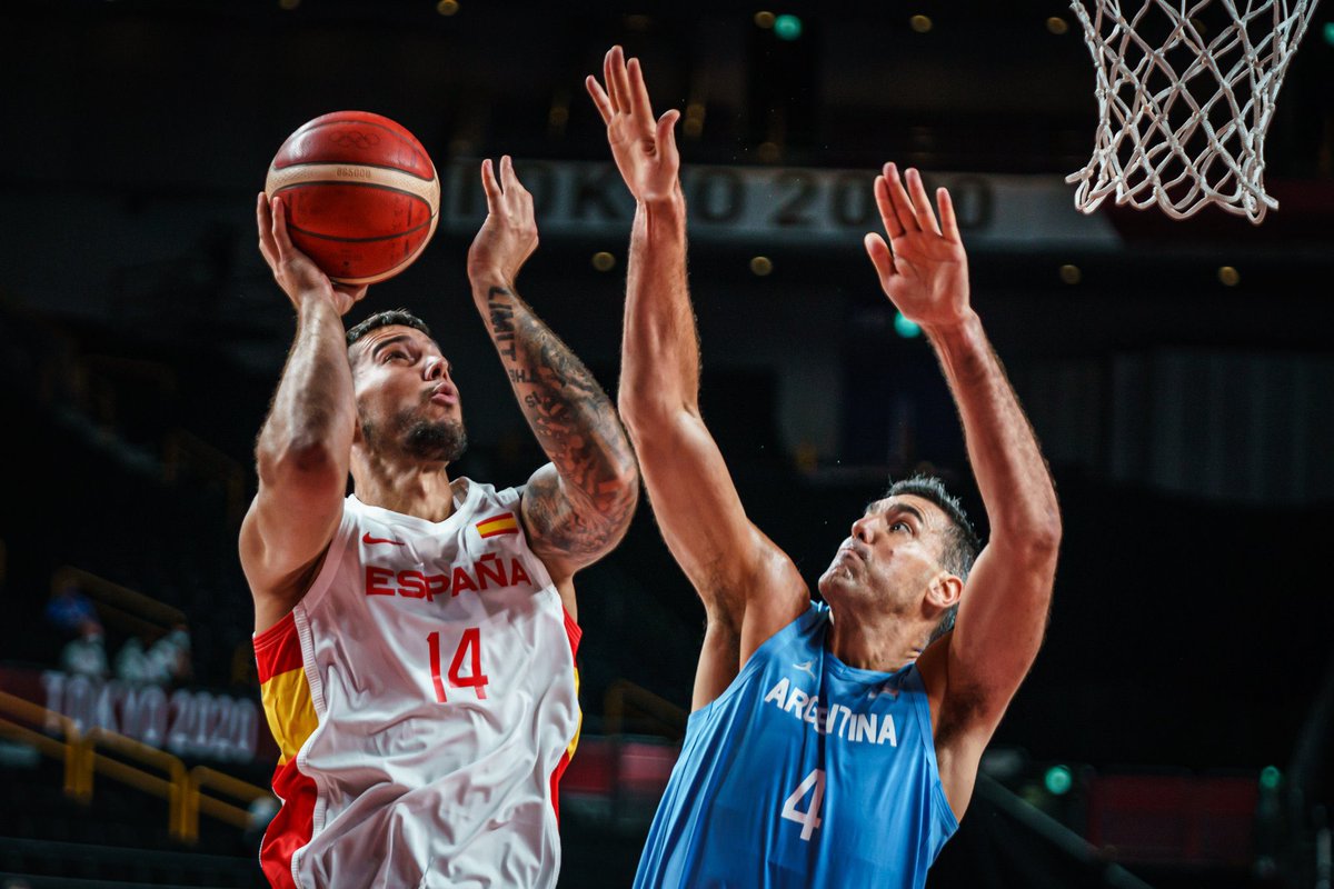 COE_es's tweet photo. 🏀 BALONCESTO | España 81 - 71 Argentina

🇪🇸 #LaFamilia remonta al combinado Argentino gracias a un segundo cuarto sensacional.

✨ @rickyrubio9 exhibe un nivel estratosférico, anotando 26 puntos, su mejor marca con la @BaloncestoESP.

#ElCorazónDeEspaña 

📸 @BaloncestoESP https://t.co/IHT07An6pk