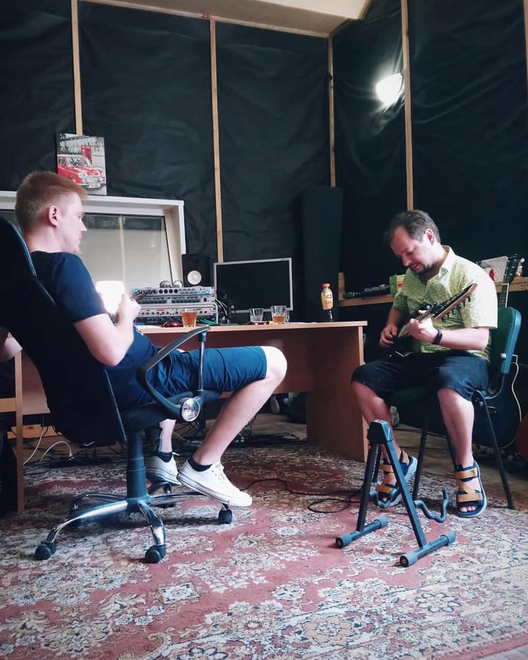 larmesinconnu's tweet photo. Keep spinning the wheel and rolling the tape 
Another record session
Some say it would be instrumental track this time 🖤
Thanks to Zavgorodnev Boris and Andriy Bardachov

 #larmesinconnu #recording #studio #experimentaldoommetal #guitar #instrumental #metal #metalmusic #gothic https://t.co/1qqzOSw6KO