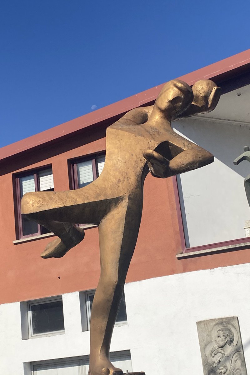 Aguardabalonman's tweet photo. Un gran y famoso escultor pontevedrés realizó estas dos esculturas en bronce como homenaje al balonmano.
Una de ellas tendrá un lugar destacado en mi casa .
Creo que las #Guerreras y los #Hispanos merecen este pequeño homenaje #Balonmano . https://t.co/9Kow5L2AkG