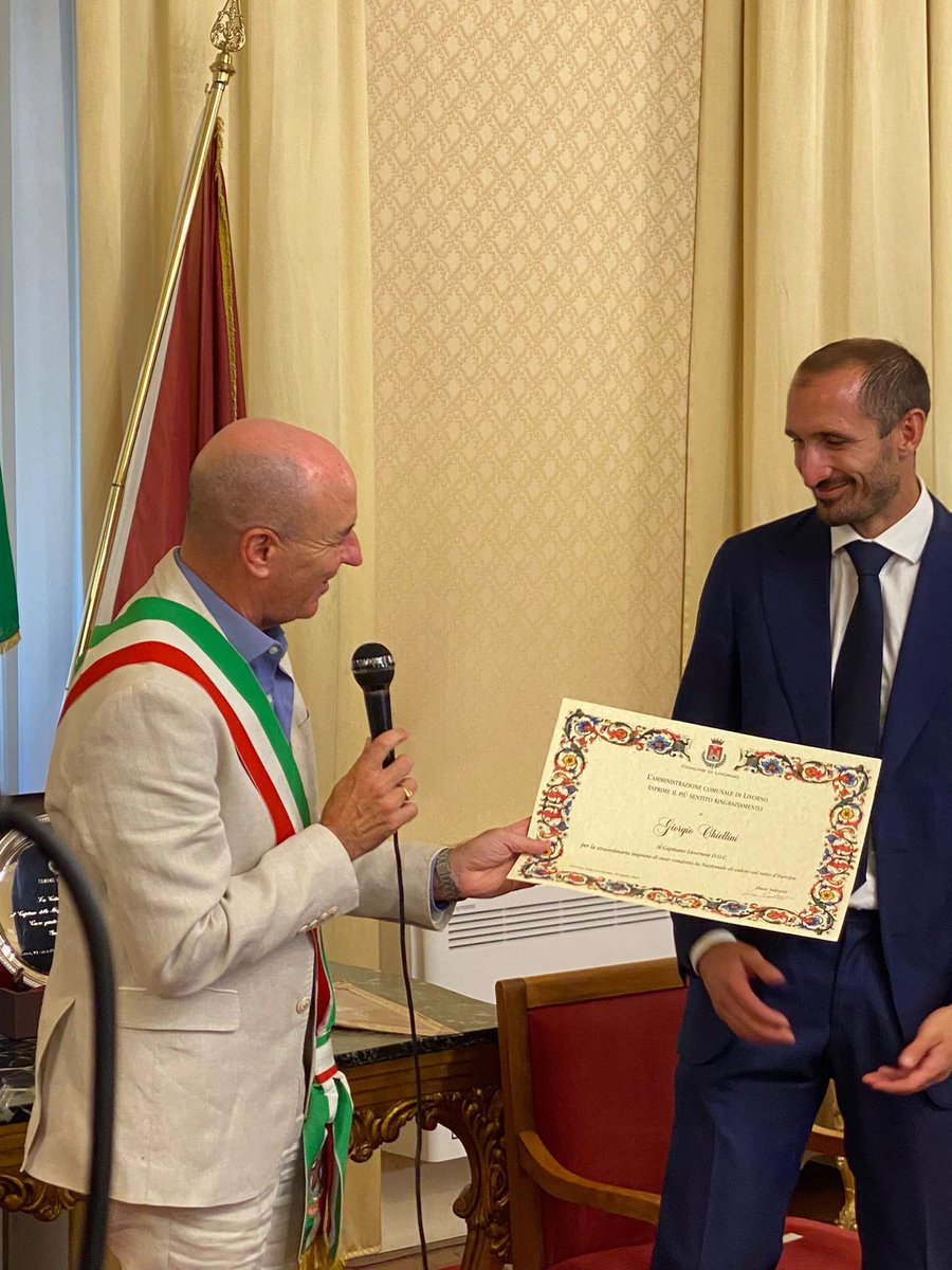 Calciolocoo's tweet photo. #SerieA : #Chiellini premiado por el alcalde de #Livorno. El capitán de la #Juventus fue homenajeado en su ciudad natal por su victoria en la #Eurocopa. #Calcioloco https://t.co/eZuviWAuMv