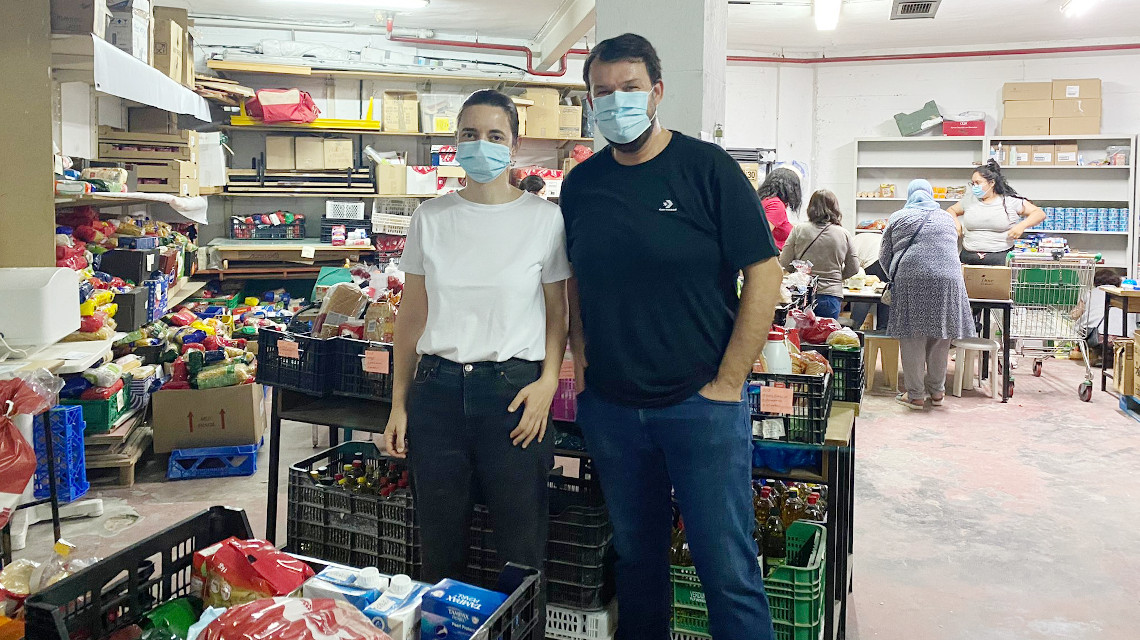 FRAVM's tweet photo. Aplauso y reconocimiento absoluto a los voluntarios y voluntarias que hoy siguen ayudando con alimentos a más de 13.000 personas (un 40% niños/as) en las #RedesVecinalesQueAlimentan de #Madrid , pero también alarma por la cronificación de la pobreza. https://t.co/XAXajfK5cE https://t.co/cyCNvYu45E