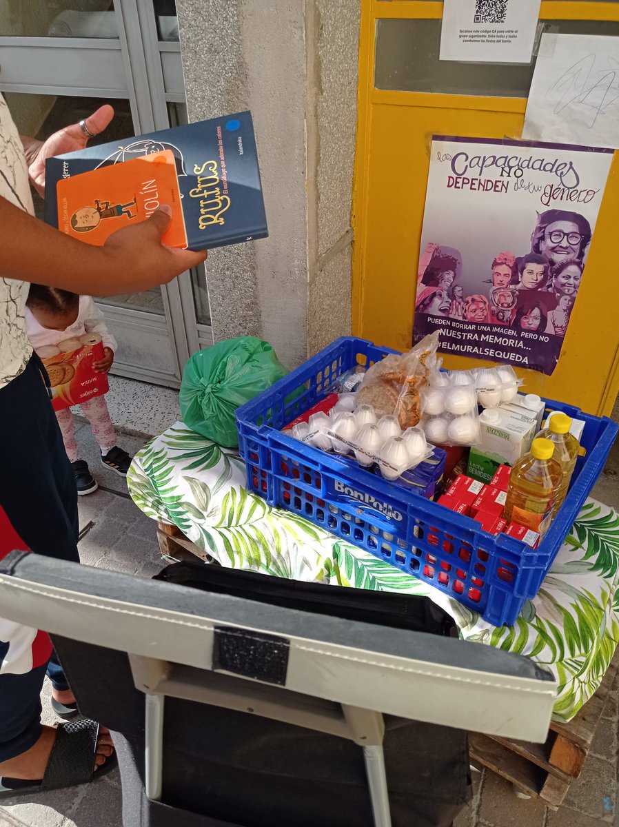 FRAVM's tweet photo. Aplauso y reconocimiento absoluto a los voluntarios y voluntarias que hoy siguen ayudando con alimentos a más de 13.000 personas (un 40% niños/as) en las #RedesVecinalesQueAlimentan de #Madrid , pero también alarma por la cronificación de la pobreza. https://t.co/XAXajfK5cE https://t.co/cyCNvYu45E