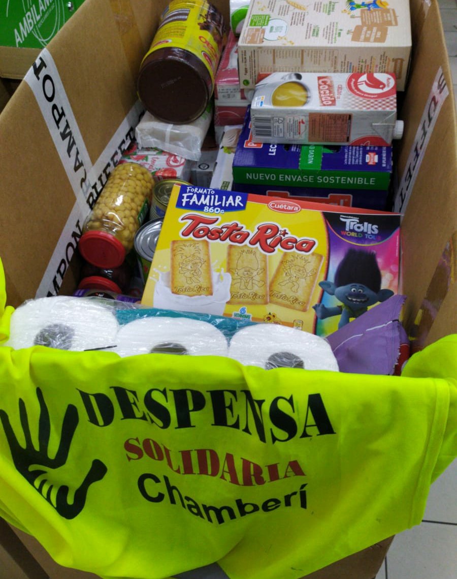FRAVM's tweet photo. Aplauso y reconocimiento absoluto a los voluntarios y voluntarias que hoy siguen ayudando con alimentos a más de 13.000 personas (un 40% niños/as) en las #RedesVecinalesQueAlimentan de #Madrid , pero también alarma por la cronificación de la pobreza. https://t.co/XAXajfK5cE https://t.co/cyCNvYu45E