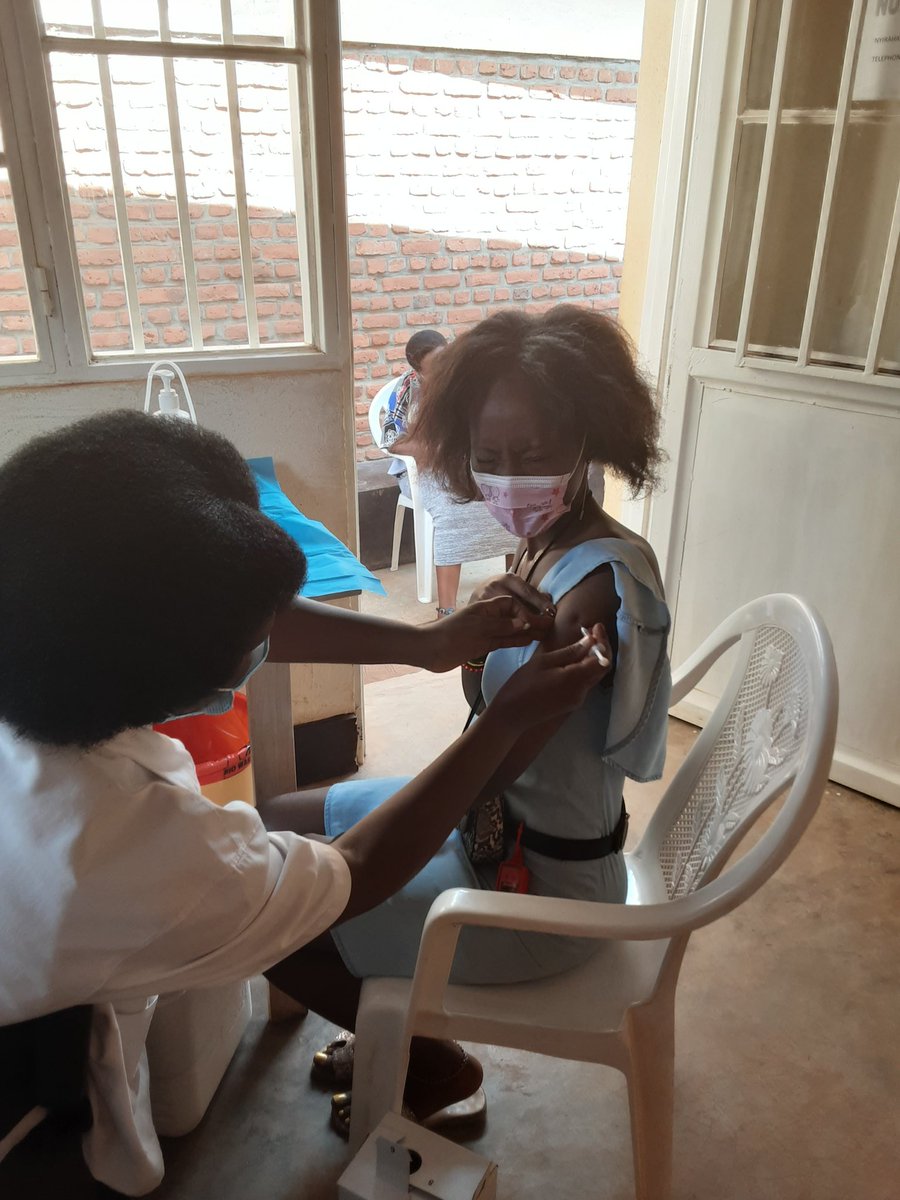 ETriella's tweet photo. Une dose d'espoir!
Got it finally! #COVIDVaccination #PfizerVaccine #madamsolution https://t.co/W2CZOvmjEj