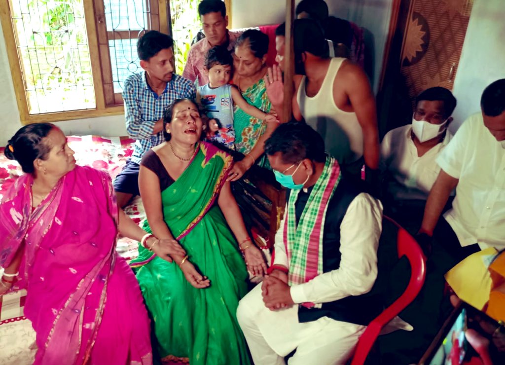 TheAshokSinghal's tweet photo. Martyr Liton Suklabaidya (PSO, SP) sacrificed his life protecting Cachar SP during the Assam-Mizoram border clash.

Met his mother today &amp; handed over a cheque of Rs 50 lac. 

Min @ParimalSuklaba1, Lakhipur MLA @iKaushikRai &amp; Ratabari MLA Bijoy Malakar were also present. https://t.co/KXhds0Jazt