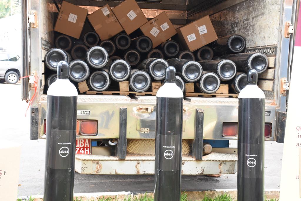 MinofHealthUG's tweet photo. A donation of a total of 160 oxygen cylinders complete with their accessories from @AbsaUganda was received this morning, by @JaneRuth_Aceng.The cylinders will be distributed to the 4 Regional Referral Hospitals of; Gulu, Soroti, Lira and Jinja in support of the COVID-19 response https://t.co/DsRlJUiMoG