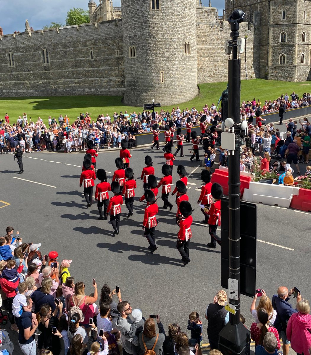TheFixCreative's tweet photo. We love watching the change of Guards here in our Windsor office!💂
#Somanypeople
#HappyThursday
#ThursdayisthenewFriday
#Guards
#WindsorCastle
#VIPview https://t.co/PZOPkDioVV