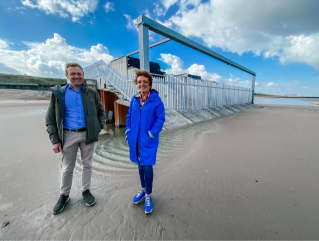 agentschapMDK's tweet photo. In #Raversijde staat 7 jaar lang een artificiële dijk om onderzoek omtrent kustveiligheid te verrichten @VTMNIEUWS sprak hierover met minister @LydiaPeeters en directeur Peter Van Besien (MDK).  Bekijk het hier🎥https://t.co/iKcxLuUU6g. Lees meer 👉 https://t.co/cUCwfY92KJ https://t.co/gvRR3wTgRo