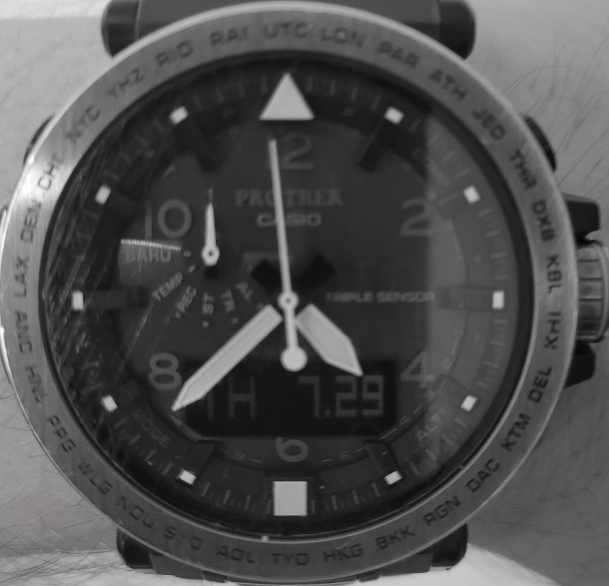 HokusGrey's tweet photo. @jockowillink #PrepareForLife
All this light
and still a shadow falls,
no way to break
the darkness,
or exile the night.
Strength flies,
and time still
holds out hope,
while moonlight
bathes the wicked
and the righteous
both the same.
We we can choose
how we will greet the day.
#JockoPrompts https://t.co/4EHQIDaMuq