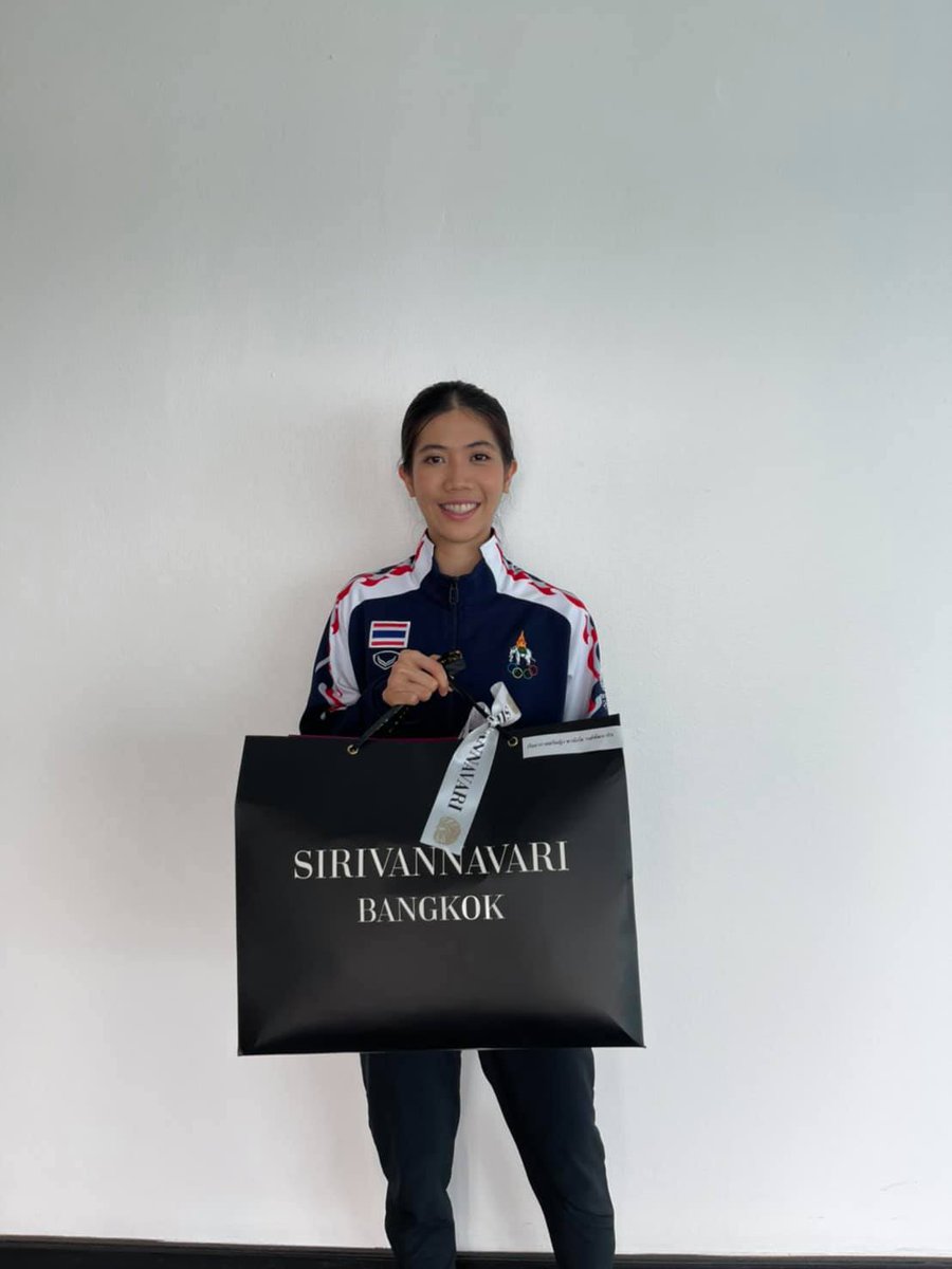somsakjeam's tweet photo. ให้ดอกไม้เดี๋ยวคนหาว่าขี้เหนียว เรียกมาให้ใหม่ คราวนี้ให้เสื้อผ้าพร้อมยี่ห้อ อิอิ (ยังคงไม่อยู่เมืองไทย) https://t.co/UJr7mqw6JU