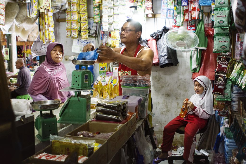 Warung adalah sumber kehidupan di desa yang menyediakan kebutuhan sehari-hari seperti #minyakgoreng. Erman, penjaga warung di Riau, menceritakan suka dukanya melayani #masyarakat di kampungnya. bit.ly/2Jj2817 #ExtraordinaryEveryday