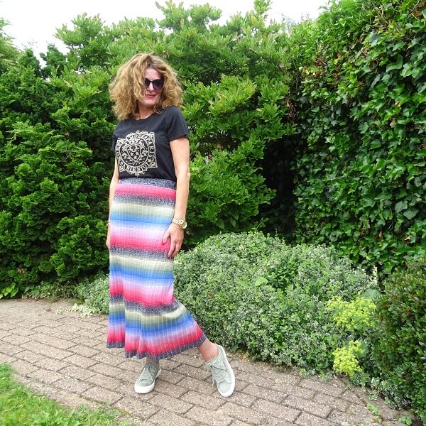 nancybaten1's tweet photo. Does that always remind you of the 70s, a skirt with metallic thread? Or even clothing with metallic threads. And just like in the 70s, this skirt is made of polyester. Oh good one then Nancy, I hear you think. #40plusstyle #50plusstyle #50andfabulous
https://t.co/PbQnSlWA9P https://t.co/lKranVq9JR