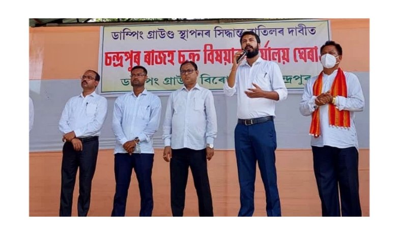 Utpal_Assam's tweet photo. আজি পুনৰ চন্দ্ৰপুৰৰ ডাম্পিং গ্ৰাউণ্ড বিৰোধী আন্দোলনত অংশ ল‌ওঁ। ৰাইজৰ প্ৰতিবাদ চলি থকা এমাহ চাৰি দিন হ'ল। অথচ চৰকাৰে এই ন্যায্য দাবী মানি লোৱা নাই। গৰিহণা দিছো‌।
ৰাইজৰ এই আন্দোলনলৈ আছুৰ পূৰ্ণ সমৰ্থন আছে। চন্দ্ৰপুৰত জাবৰৰ দ'ম সজাৰ সিদ্ধান্ত বাতিল কৰি চৰকাৰে বিকল্প ঠাইৰ সন্ধান কৰক। https://t.co/7vNvQ5JHjS