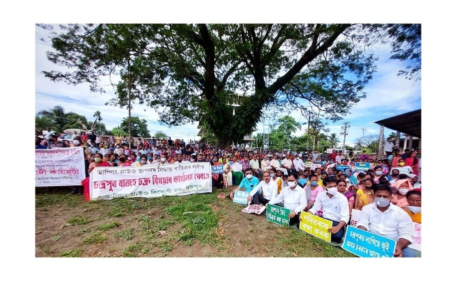 Utpal_Assam's tweet photo. আজি পুনৰ চন্দ্ৰপুৰৰ ডাম্পিং গ্ৰাউণ্ড বিৰোধী আন্দোলনত অংশ ল‌ওঁ। ৰাইজৰ প্ৰতিবাদ চলি থকা এমাহ চাৰি দিন হ'ল। অথচ চৰকাৰে এই ন্যায্য দাবী মানি লোৱা নাই। গৰিহণা দিছো‌।
ৰাইজৰ এই আন্দোলনলৈ আছুৰ পূৰ্ণ সমৰ্থন আছে। চন্দ্ৰপুৰত জাবৰৰ দ'ম সজাৰ সিদ্ধান্ত বাতিল কৰি চৰকাৰে বিকল্প ঠাইৰ সন্ধান কৰক। https://t.co/7vNvQ5JHjS