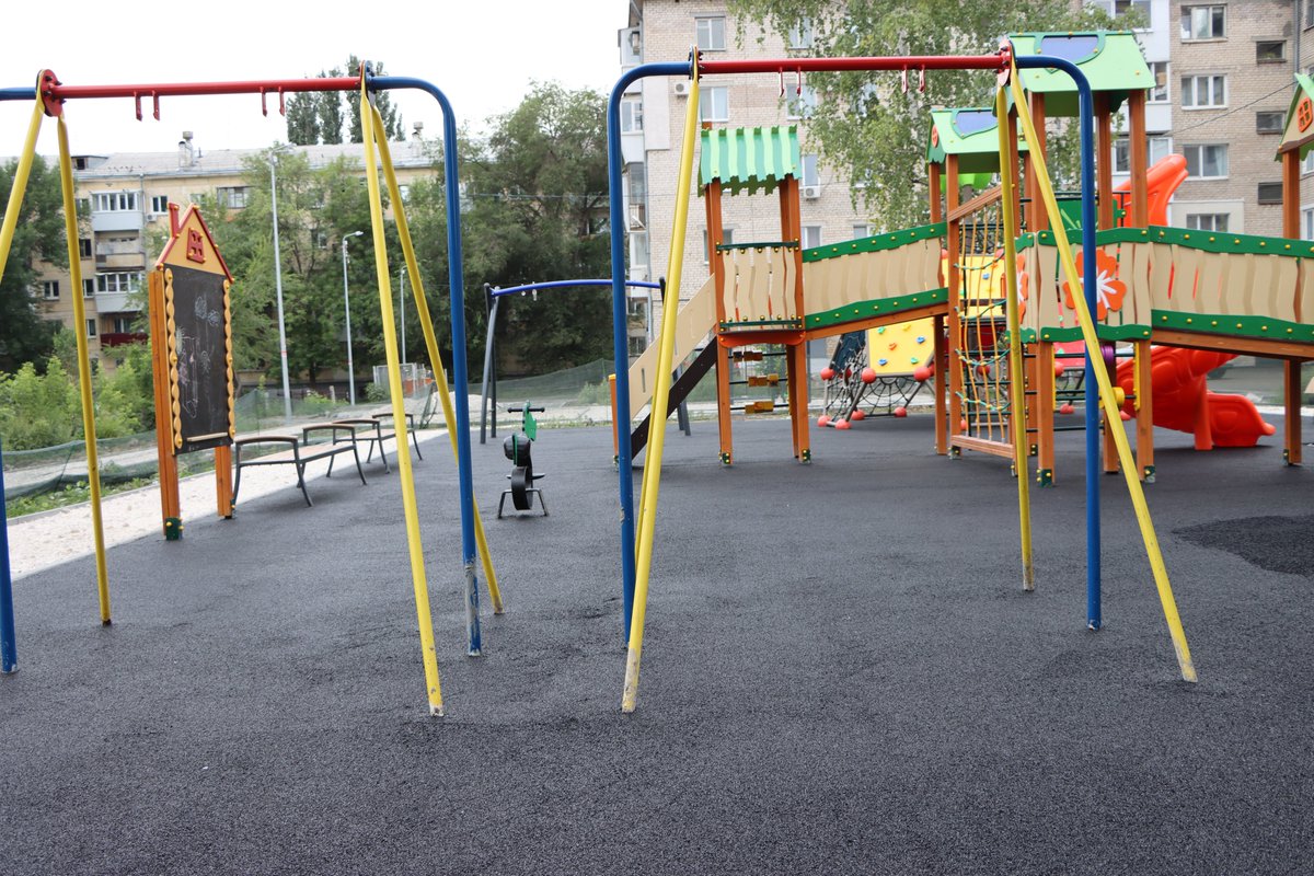 На территории, благоустраиваемой по программе «Формирование комфортной городской среды» нацпроекта «Жилье и городская среда» ул. Победы, 131, подрядчик начал укладку резинового покрытия (подложка) на детской площадке. #КГС #КировскийРайон <a href="/Rudakov_i_a/">Рудаков Игорь Александрович</a> <a href="/gkh_kir63/">Отдел по ЖКХ и благоустройству</a>