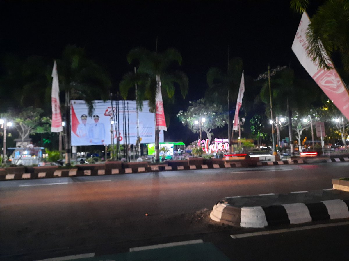 nathchs's tweet photo. (2/2) apakah PLN @pln_123 tidak mendukung usaha di sepanjang Jalan Pemuda Tengah Klaten dengan cara mematikan lampu penerangan jalan? Padahal di trotoar alun-alun Klaten udah ada PKL yang buka, rame pula. https://t.co/Hu6b2pklMz