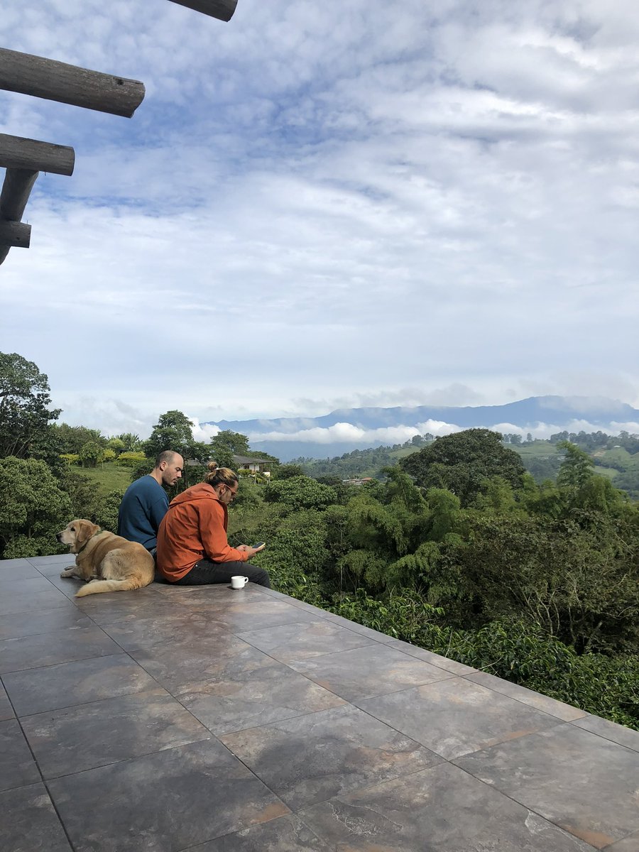 Tomando el café de la mañana con una de las vistas más lindas de las fincas cafeteras.  

Drinking the morning coffee with one of the most spectacular views of the coffee farms. 

<a href="/2300alejo/">alejandro ospina</a> @AnaGomezS