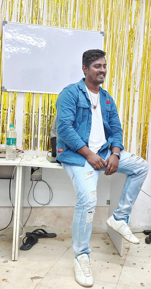 Vardha_Devendra's tweet photo. Mumbai @dhanushkraja Fans Club office
#D38 #birthday #Celebration #newoffice
#HappyBirthdayDhanush
#D43FirstLook https://t.co/ILXV9LZzHU