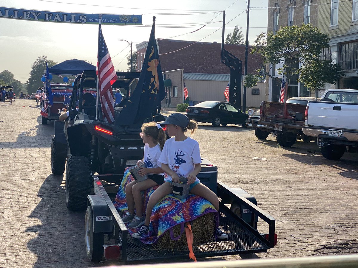 BEOUTDOORScom's tweet image. The team representing at the parade in Jefferson County, KS  #beoutdoors #paradevibes