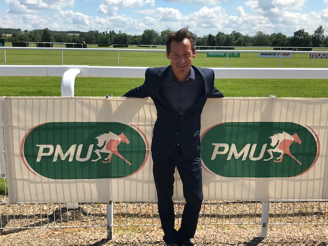 🤩L’ambassadeur et jockey de légende 💥<a href="/Ricoujacques/">Jacques Ricou</a>💥 vous attend ce vendredi à l’hippodrome de <a href="/MontdeMarsan/">Mont de Marsan</a> au stand <a href="/pmu/">PMU</a> d'initiation au pari hippique🏇. Il vous fera découvrir les coulisses d’une réunion de courses avec un accès privilégié à toutes les zones stratégiques👀❗