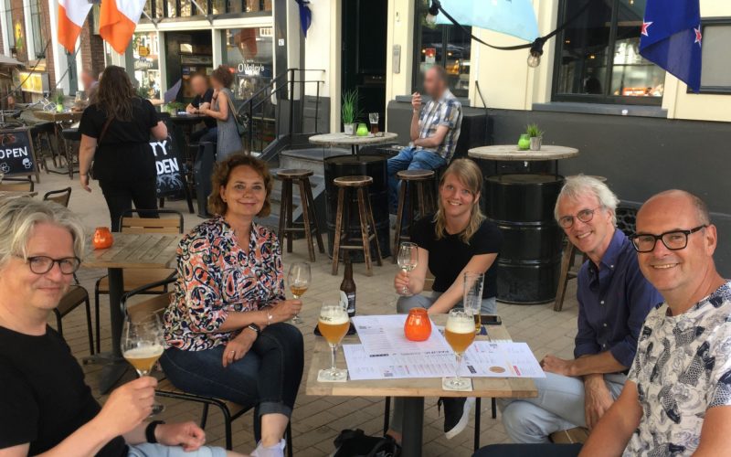 SaxArchitecten's tweet photo. Klopt. Lachende gezichten op een Gronings terras. Wel een beetje lachen als een architect met kiespijn. Lees maar waarom: https://t.co/lKQauHRbDF https://t.co/6tDZ84dVhn
