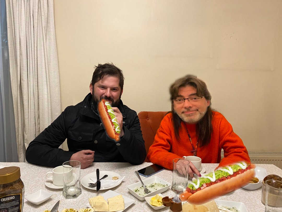 pedro_didier_'s tweet photo. Para limar asperezas y empezar a concensuar, invito a @gabrielboric y @danieljadue a tomar once a mi casa mañana. No le pegó mucho a las sopapillas, pero me puedo sacar unos completos. O si prefieren podríamos hacer unos shawarmas y leche con plátano. (Agradecería su RT) https://t.co/I7blIFraR5