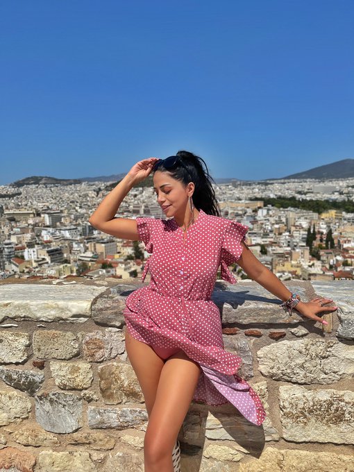 Cuando el viento ayuda a mostrarte mis bragas 🤪   When the wind helps to show you my panties 🤪  🔥In love