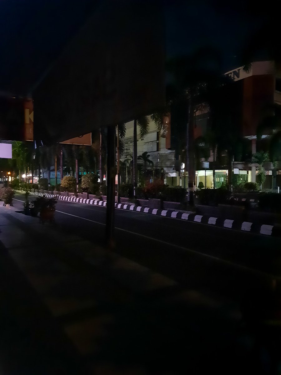 nathchs's tweet photo. @DPUPRKlaten kenapa lampu penerangan jalan di sepanjang jalan pemuda tengah klaten mati sejak awal Juli sampai hari ini 29 Juli 2021? Saya juga bayar PPJ setiap bulannya di tagihan listrik. Tolong dinyalakan lampunya saat malam, gelap sekali. https://t.co/ezDLu7cL1C