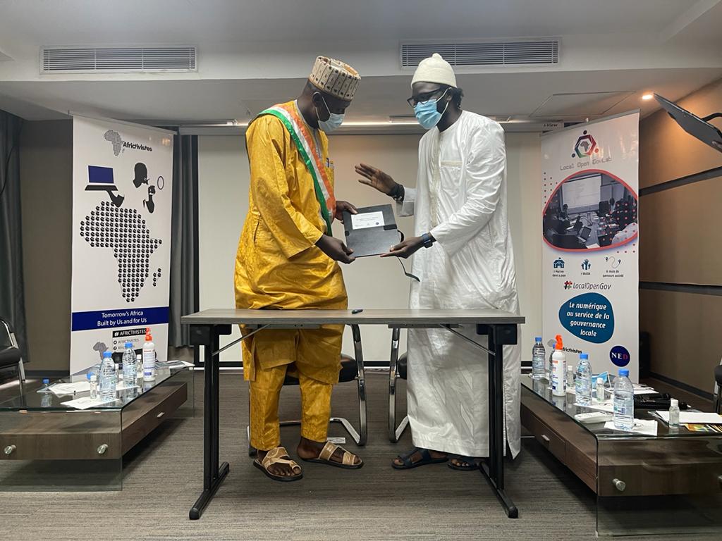 AFRICTIVISTES's tweet photo. #OpenGovLab
Signature de Convention entre @AFRICTIVISTES et le Maire M. Chaibou de #Matankari du Niger dans le cadre du lancement d'un de nos projets phares sur la gouvernance locale ouverte. https://t.co/qIQjL7nWcj