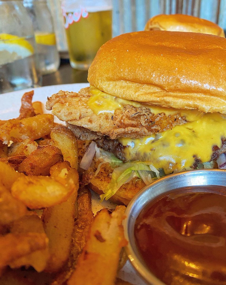 Get a burger that can do BOTH. 😍
The AC/DC is filled with both chicken and a beef patty, for those who just can't settle for one or the other. 🤤
📸: thenorthernist