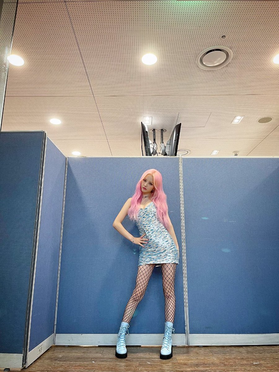 i_dleph's tweet photo. [#Windy_Style] #210729 Blue sequin dress✨ and blue boots💙 that make her pink hair stand out💕 Windy's mermaid-like look🧜‍♀️

#전소연 #JEON_SOYEON @G_I_DLE 
#Windy #삠삠 (#BEAMBEAM)
#Windy_Style #OOTD #데일리룩 https://t.co/iRr5cWtruu