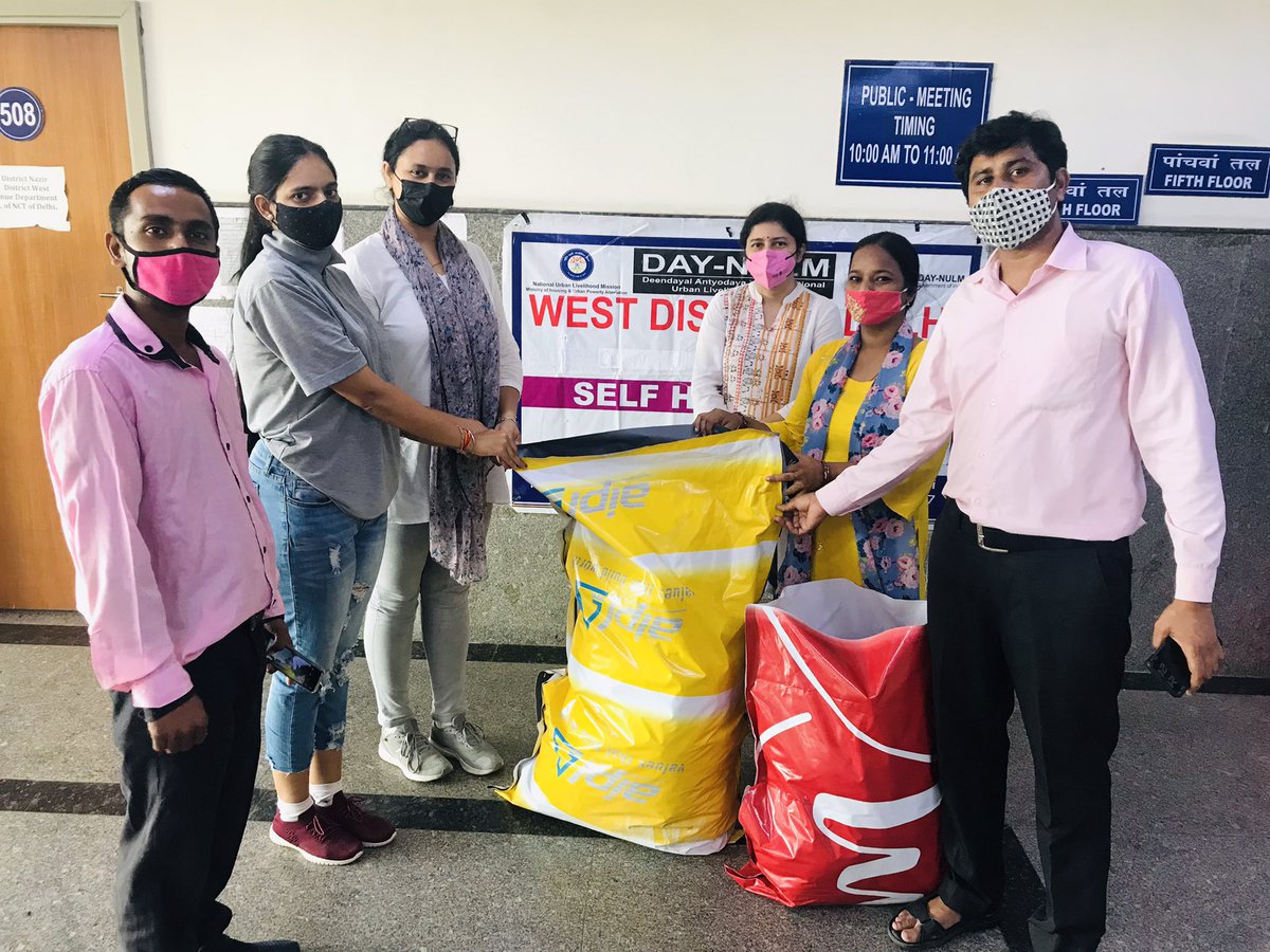 activistPreeti's tweet photo. आज @VSSBharat के साथ मिलकर #SHG को कपड़े दान में दिए, ताँक़ी वो इन कपड़ों का सही इस्तेमाल कर उनका रूप बदल सकें!
#NULM
#DMWest
#shgroup https://t.co/q4QVOVR5Yl