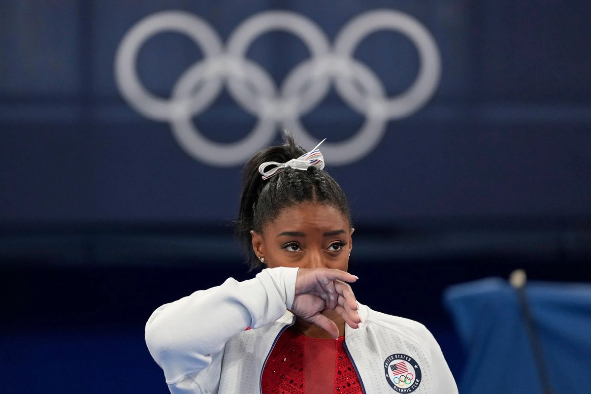 FredSaragoca's tweet photo. À esquerda, uma das heroínas dos jogos olímpicos de 2016, a norte-americana Kelly Catlin, medalha de prata e tricampeã mundial de perseguição. Suicidou-se aos 23 anos. À direita, Simone Biles, desistiu para preservar a sua saúde mental. Há vários tipos de vitórias na vida. https://t.co/lUFSQgyANQ