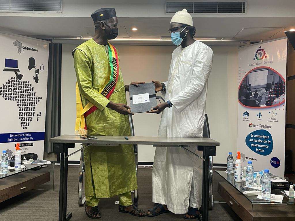 AFRICTIVISTES's tweet photo. #OpenGovLab
Signature de Convention entre @AFRICTIVISTES et le Maire de @kouroussamairie M. Mamady Condé, dans le cadre du lancement d'un de nos projets phares sur la gouvernance locale ouverte. https://t.co/WPMtVy2BUs