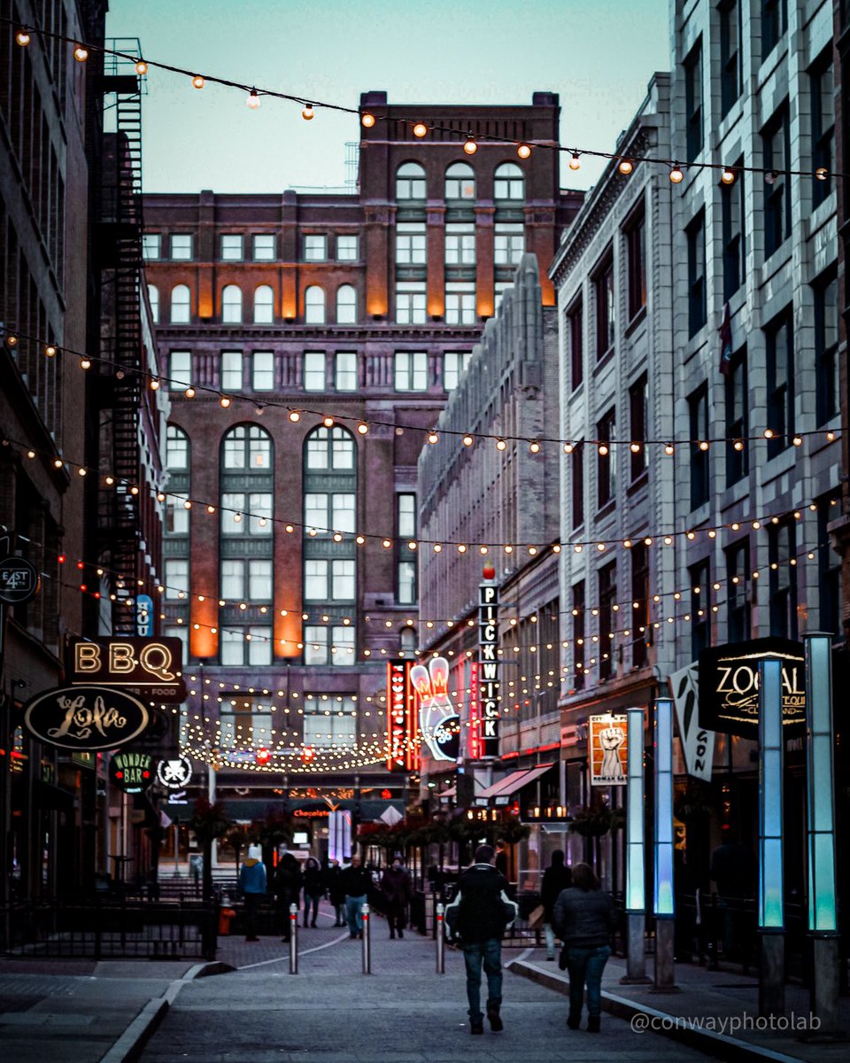 DConway511's tweet photo. Feels good to be back! ππ
-
-
-
-
-
#eastfourth #east4th #nightlife #downtown #wander #thisiscle #explorecle #outdoors #local #streetvibes #streetview #streetcorner #cleveland #onlyincleveland #ohio #lightroom #tones #teamcanon #streetphotography #conwayphotolab https://t.co/vZ5FP5qpmr