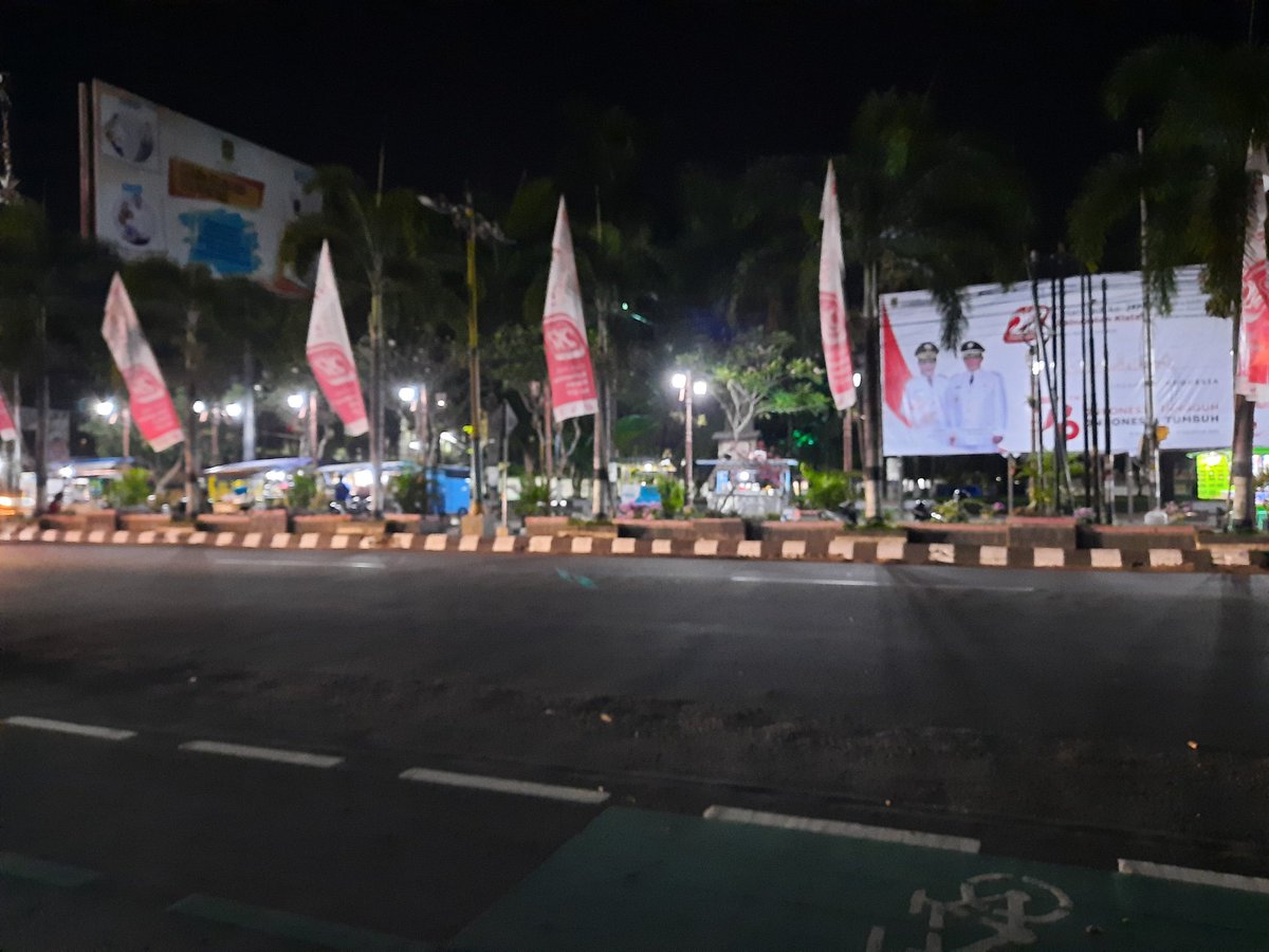 nathchs's tweet photo. @DPUPRKlaten @humaskabklaten apakah pemerintah kab.Klaten tidak mendukung usaha di sepanjang jalan pemuda tengah klaten? Lampu penerangan jalan mati sejak awal juli 2021 smp hari ini 29 Juli 2021? Kenapa hanya lampu trotoar alun-alun Klaten yang menyala? https://t.co/7yR2w6ab3b