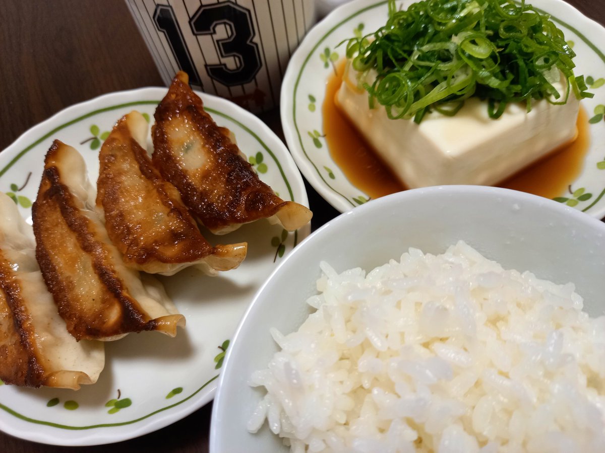 Marin 餃子 冷奴 ご飯 餃子 冷奴 チルド餃子焼いただけ 豆腐にネギのせただけ 手抜きご飯 夕食 こはんになってる T Co Ctxjo0rg4i