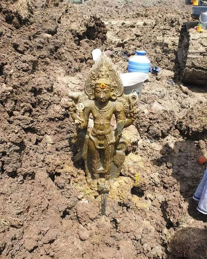 RathvaS7's tweet photo. Thanjavur district Kumbakonam Erinatham area while digging pond a Bhairavar statue was found. https://t.co/whtiQfIIcj